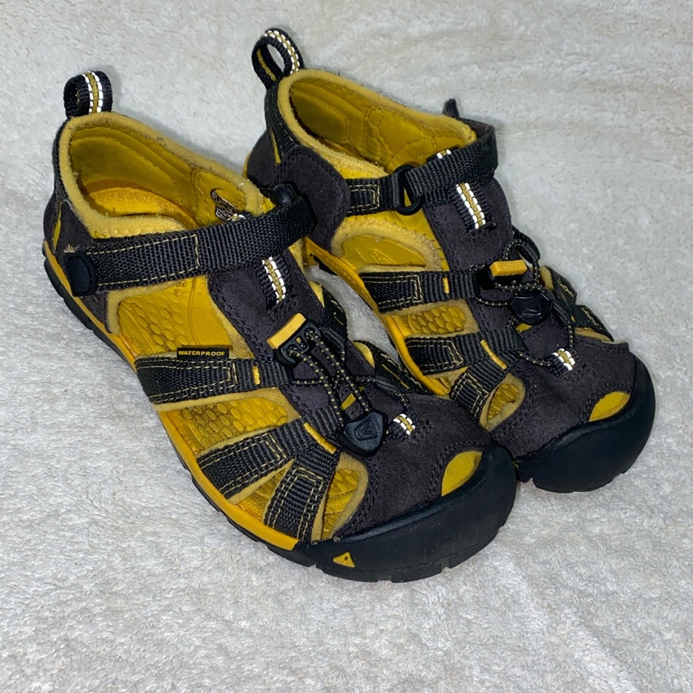 Keen Newport H2 Boys Kids 13 Youth Sandals Water Shoes Outdoor Gray Yellow
